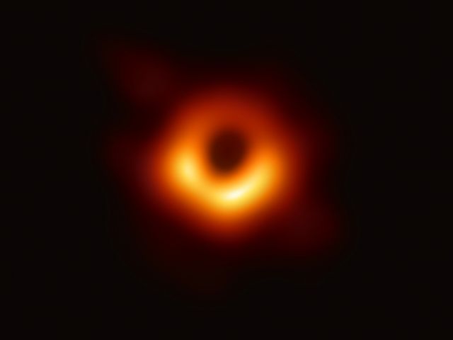 Il buco nero M87 fotografato da EHT